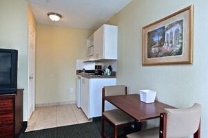 Refrigerador, microondas, placa de cocina, cafetera/tetera