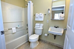 Combined shower/tub, hair dryer, towels