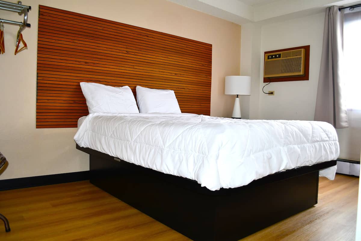 Phòng Tiêu chuẩn, 1 giường cỡ queen | Bàn, màn/rèm cản sáng, bàn ủi/dụng cụ ủi quần áo