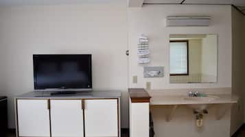 Deluxe Suite, Jetted Tub | Desk, blackout drapes, iron/ironing board, cribs/infant beds