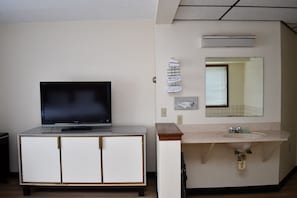 Phòng Suite Deluxe, bồn tắm thủy lực | Bàn, màn/rèm cản sáng, bàn ủi/dụng cụ ủi quần áo