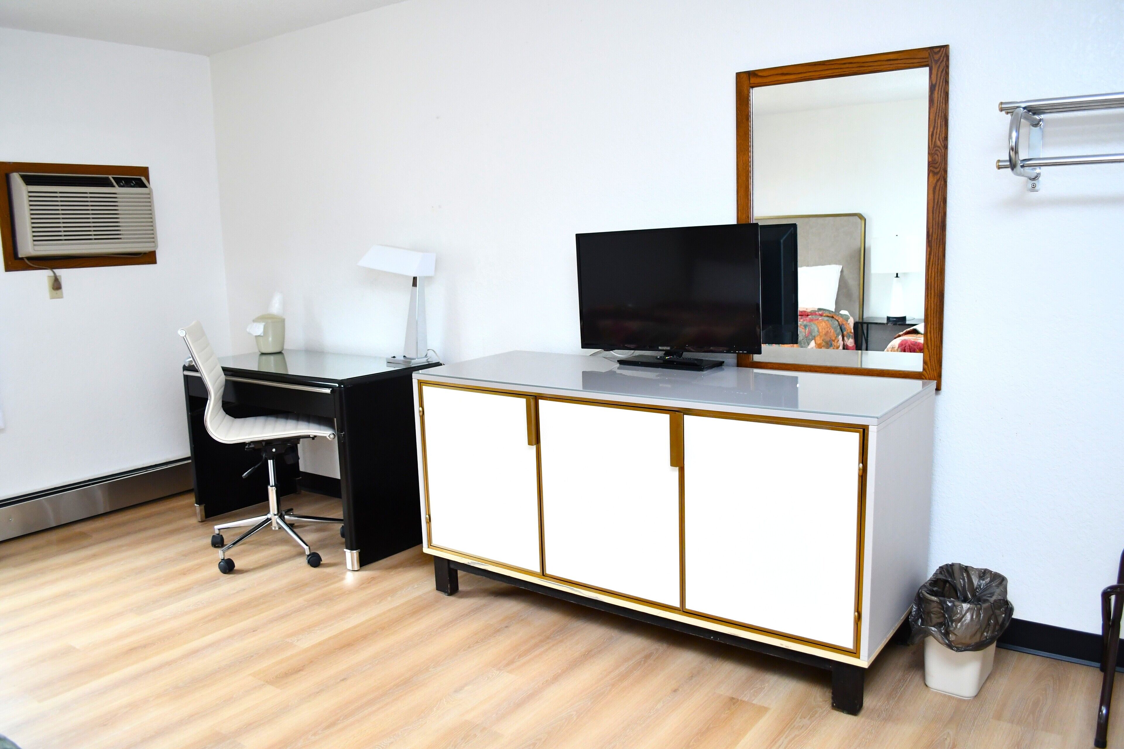 Escritorio, cortinas blackout y camas plegables/adicionales 