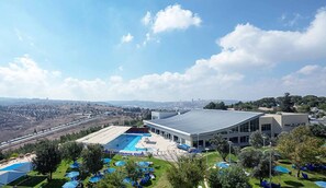 Una piscina cubierta
