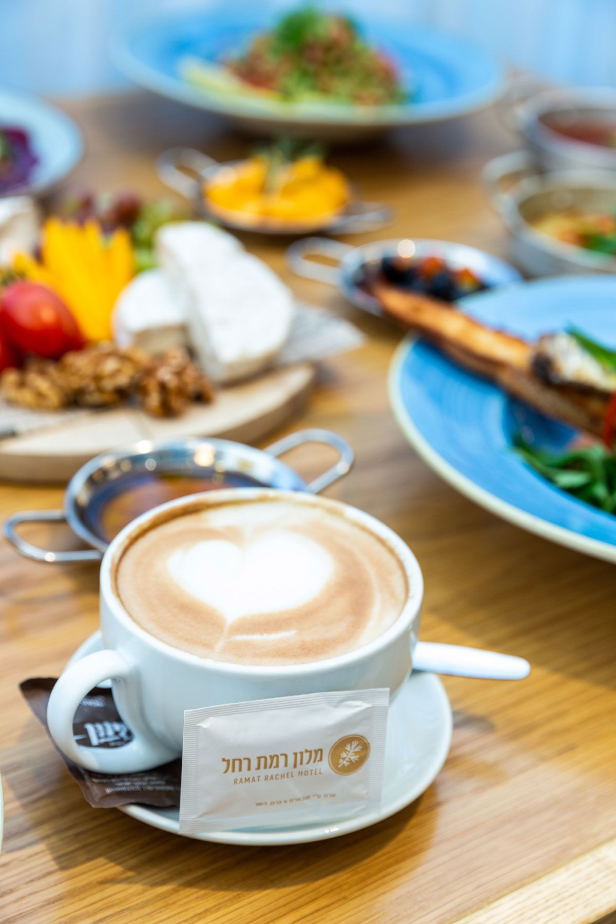 breakfast, lunch, dinner served; international cuisine