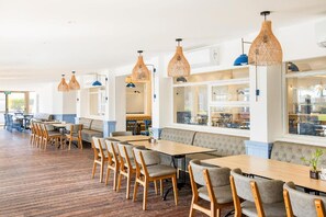 2 restaurants, serveren ontbijt, lunch, diner, koosjer gerechten