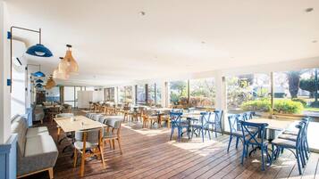 2 restaurants, breakfast, lunch, dinner served; kosher dishes