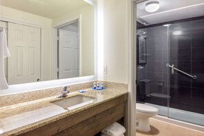 Separate bathtub and shower, designer toiletries, hair dryer, towels - HYATT house Houston/Galleria (Houston)