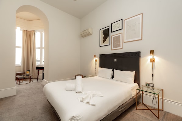 In-room safe, blackout curtains, iron/ironing board - Kensington House Hotel (London)