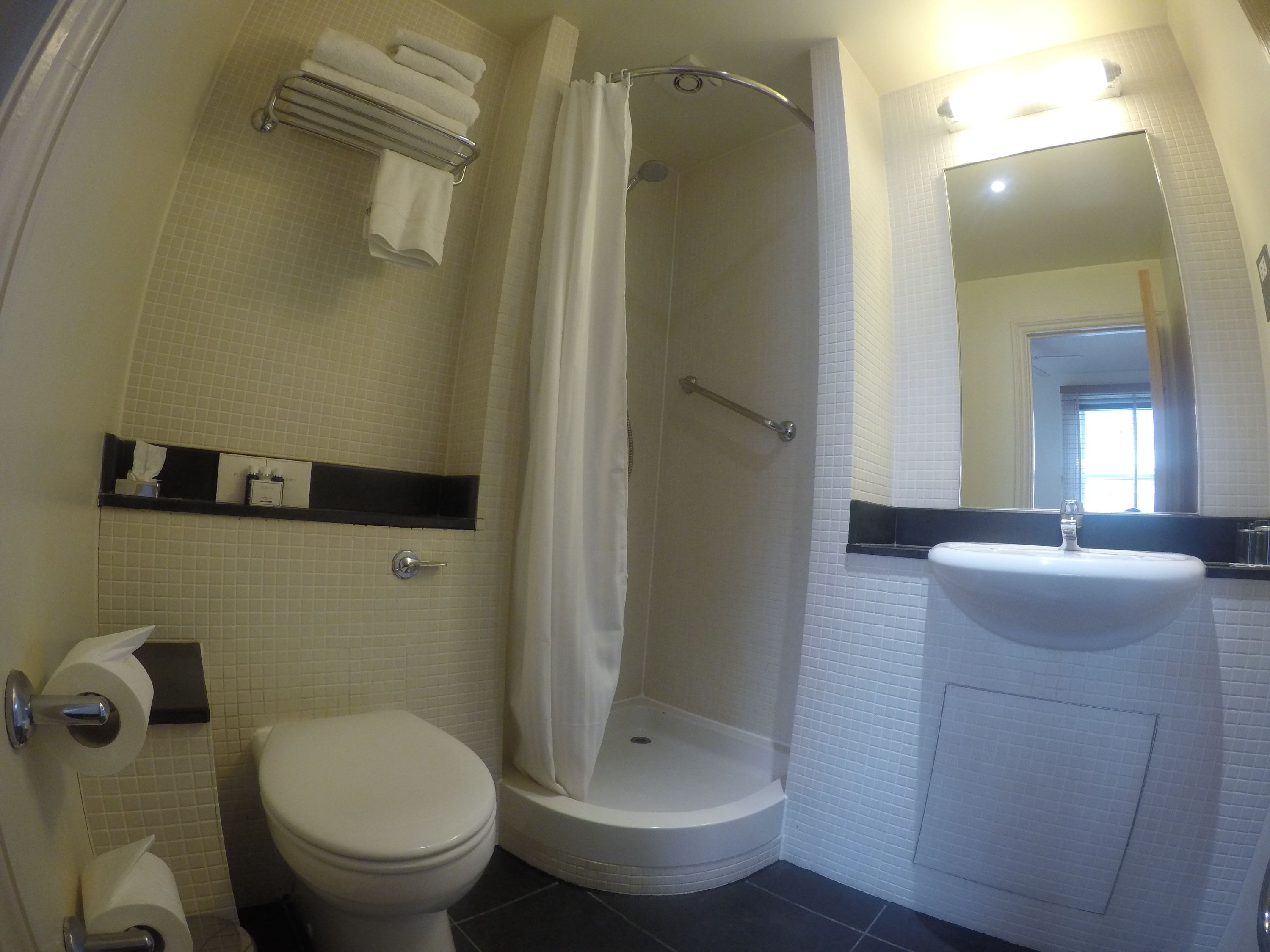 superior double room | bathroom | free toiletries, hair dryer, bathrobes, towels