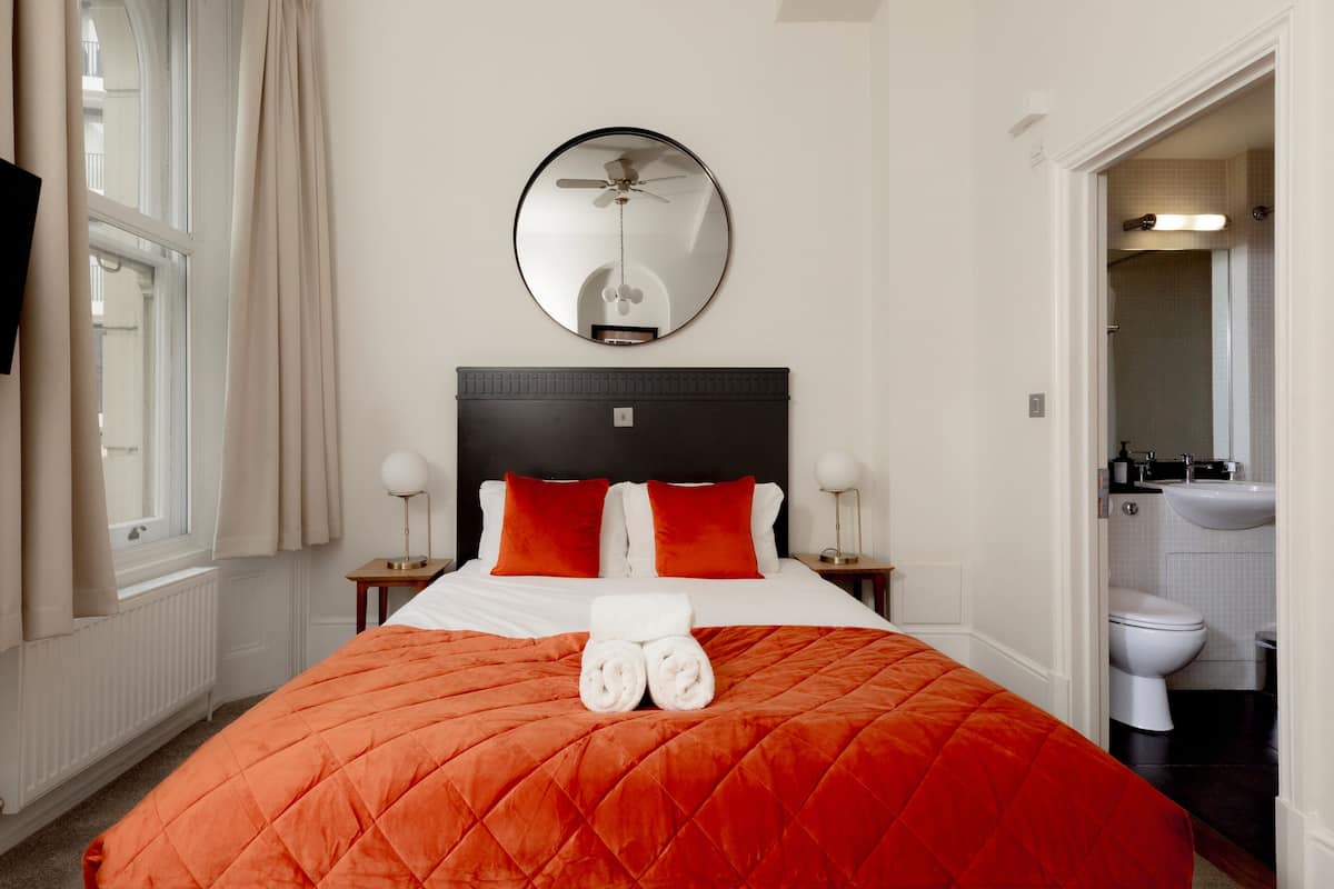 Superior Double Room, Ensuite | In-room safe, blackout drapes, iron/ironing board, free WiFi