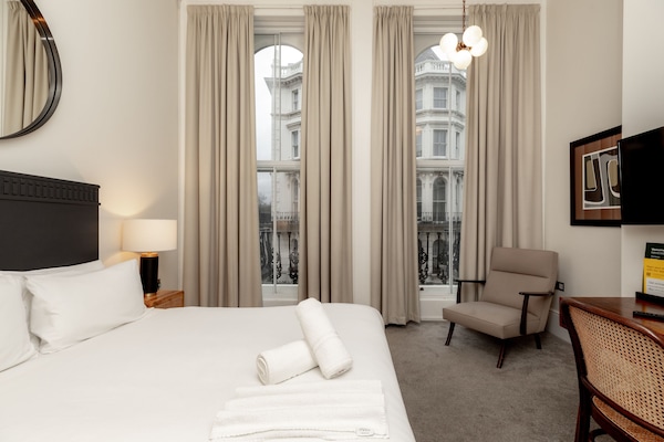 Deluxe Double Room, Ensuite | In-room safe, blackout drapes, iron/ironing board