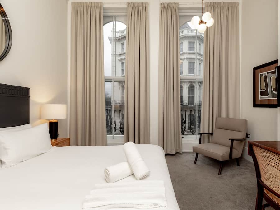 Dobbeltrom – deluxe, eget bad | Safe på rommet, blendingsgardiner og strykejern/-brett