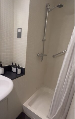 City Single Room, Ensuite, City View | Bathroom | Hair dryer, bathrobes, towels, soap - Kensington House Hotel (London)