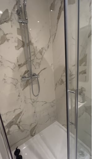 Standard Double Room, Ensuite | Bathroom | Hair dryer, bathrobes, towels, soap - Kensington House Hotel (London)