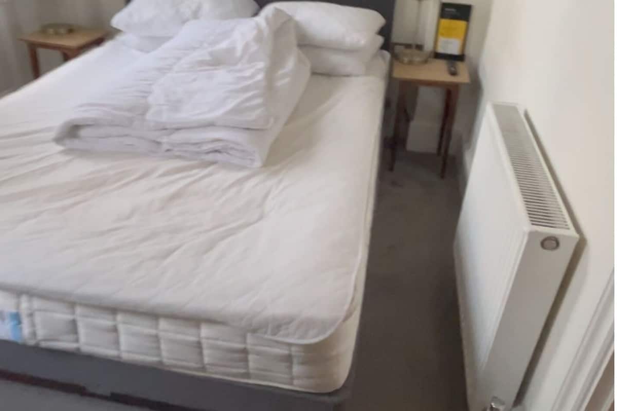 Deluxe Double Room, Ensuite | In-room safe, blackout drapes, iron/ironing board