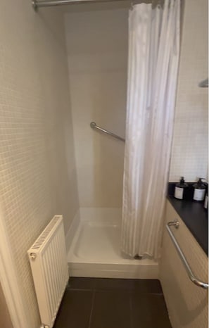 Superior Double Room, Ensuite | Bathroom | Hair dryer, bathrobes, towels, soap - Kensington House Hotel (London)