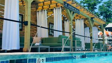 Kolam renang tertutup, kolam renang terbuka bermusim