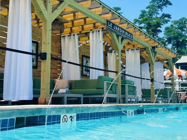 Una piscina techada, una piscina al aire libre de temporada