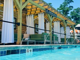 Una piscina techada, una piscina al aire libre de temporada