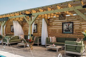 Una piscina techada, una piscina al aire libre de temporada