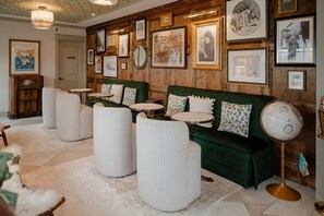 Lobby sitting area - Uncommoner Hotel by Reverie Boutique Collection (West Yarmouth)