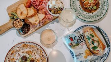 Ett bord med olika sorters mat, inklusive bröd, ost och en rätt med potatis.