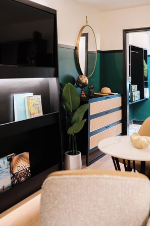 1 bedroom, pillowtop beds, desk, laptop workspace
