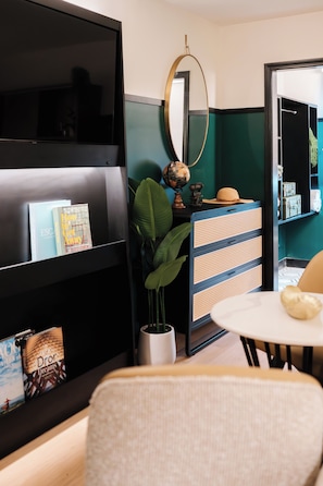 1 bedroom, pillowtop beds, desk, laptop workspace