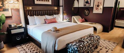 VISIONARY KING CLASSIC | Premium bedding, pillowtop beds, in-room safe, individually decorated