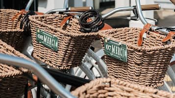 Una hilera de bicicletas con cestas de mimbre, cada una con la etiqueta 'Uncommon West Yarmouth'.