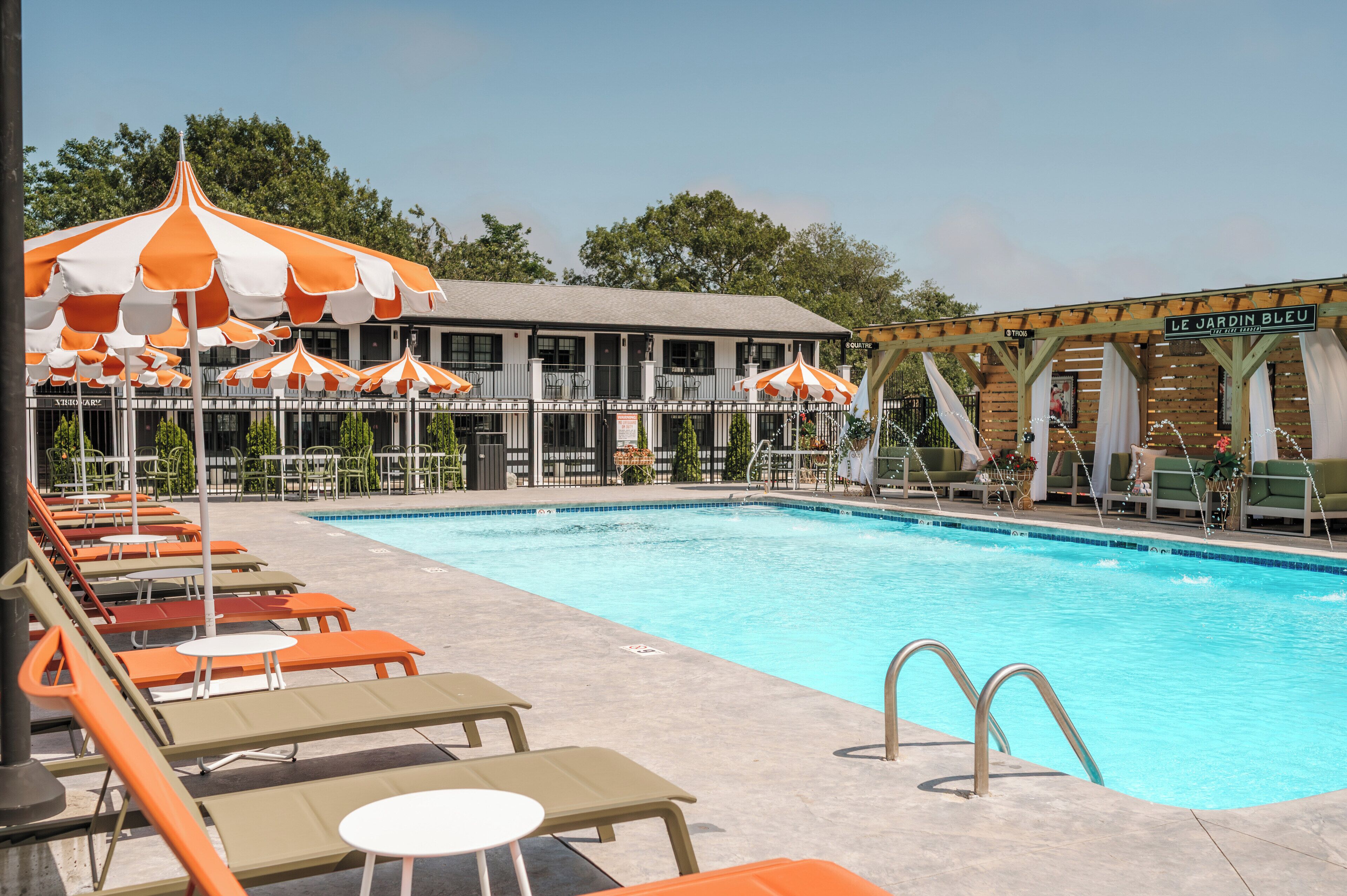 Una piscina techada, una piscina al aire libre de temporada