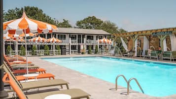 Piscina interna, piscina externa sazonal