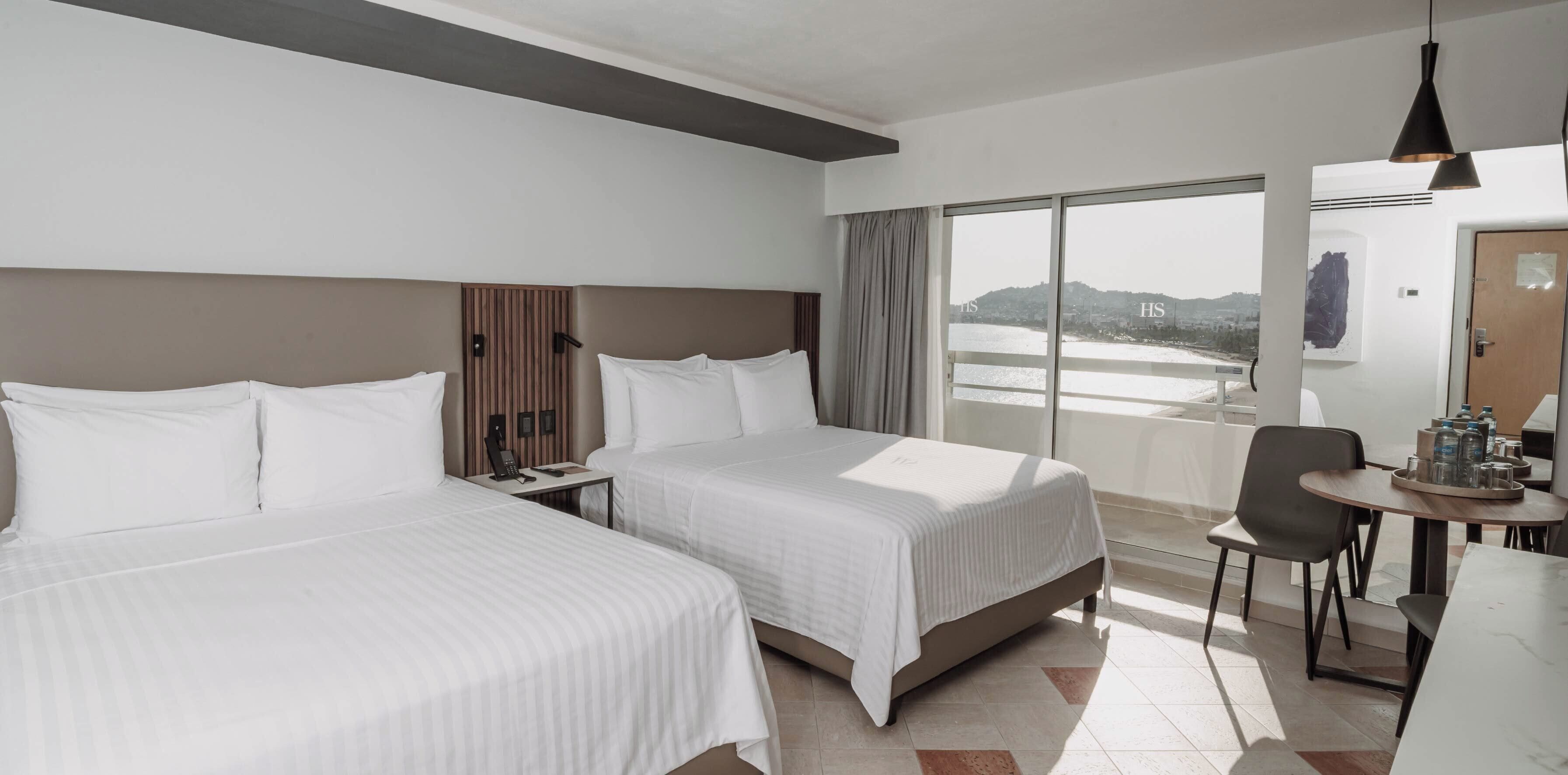 Luxury-Doppelzimmer, 2 Doppelbetten, barrierefrei, Erdgeschoss | Zimmersafe, Schreibtisch, laptopgeeigneter Arbeitsplatz