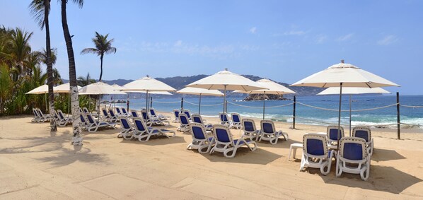 Plage, parasols