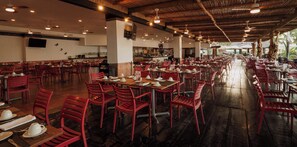 4 restaurantes; se sirve desayuno, almuerzo y cena; cocina internacional