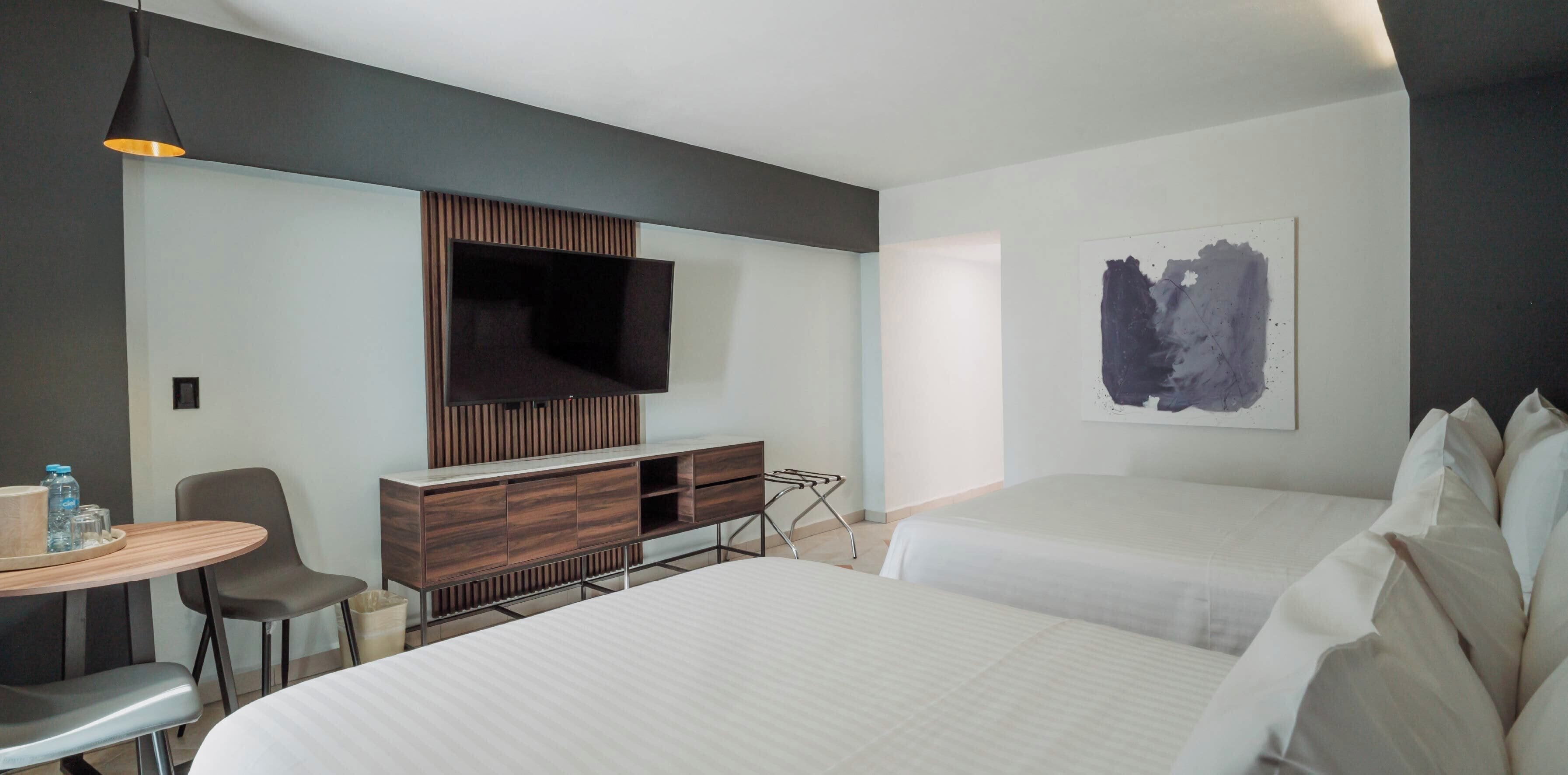 Zimmersafe, Schreibtisch, laptopgeeigneter Arbeitsplatz