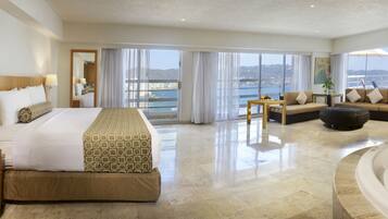 Suite – senior, 1 kingsize-seng, massasjebadekar | Safe på rommet, skrivebord og skrivebord for bærbar PC