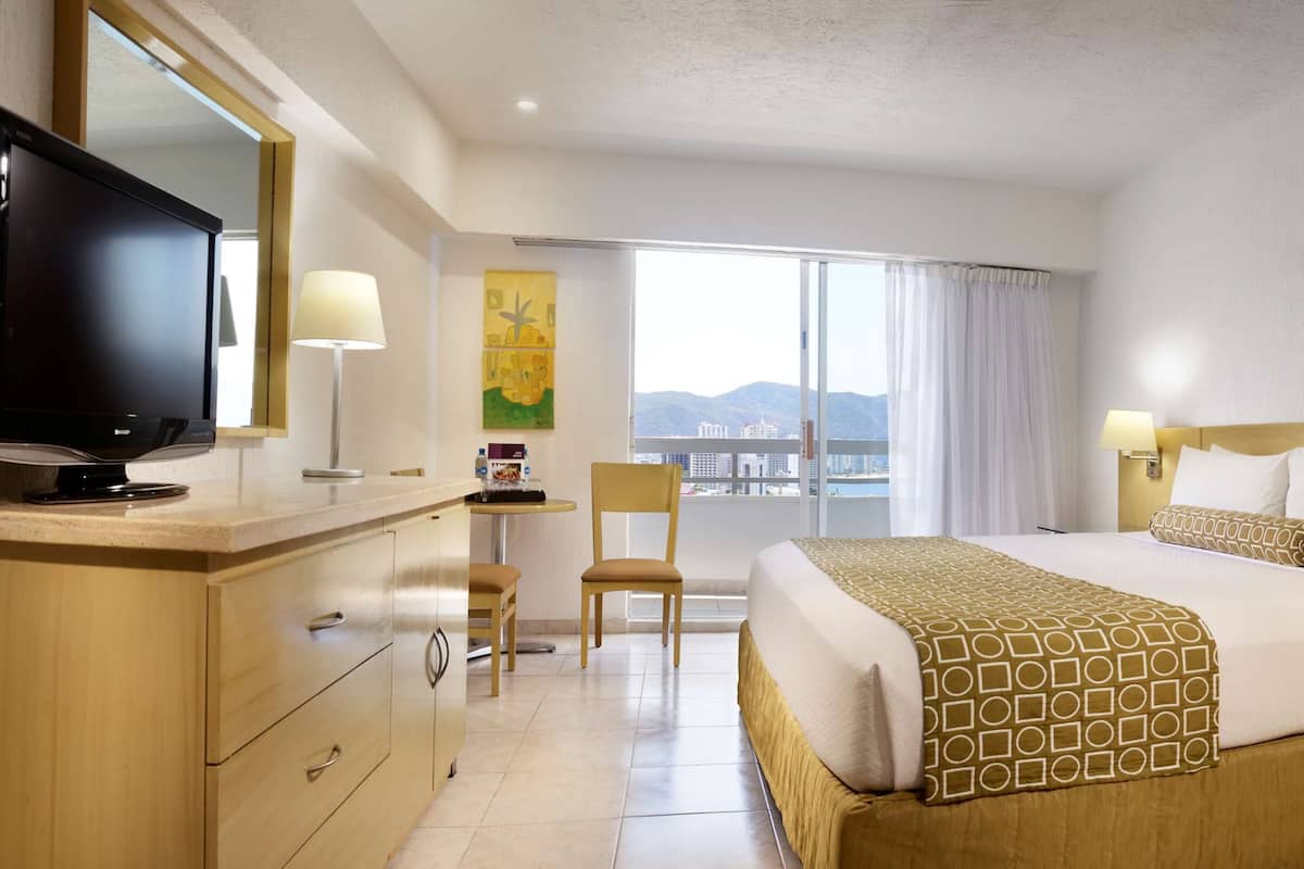 Deluxe Room, 1 King Bed, Balcony, Partial Ocean View | 1 bedroom, in-room safe, desk, laptop workspace