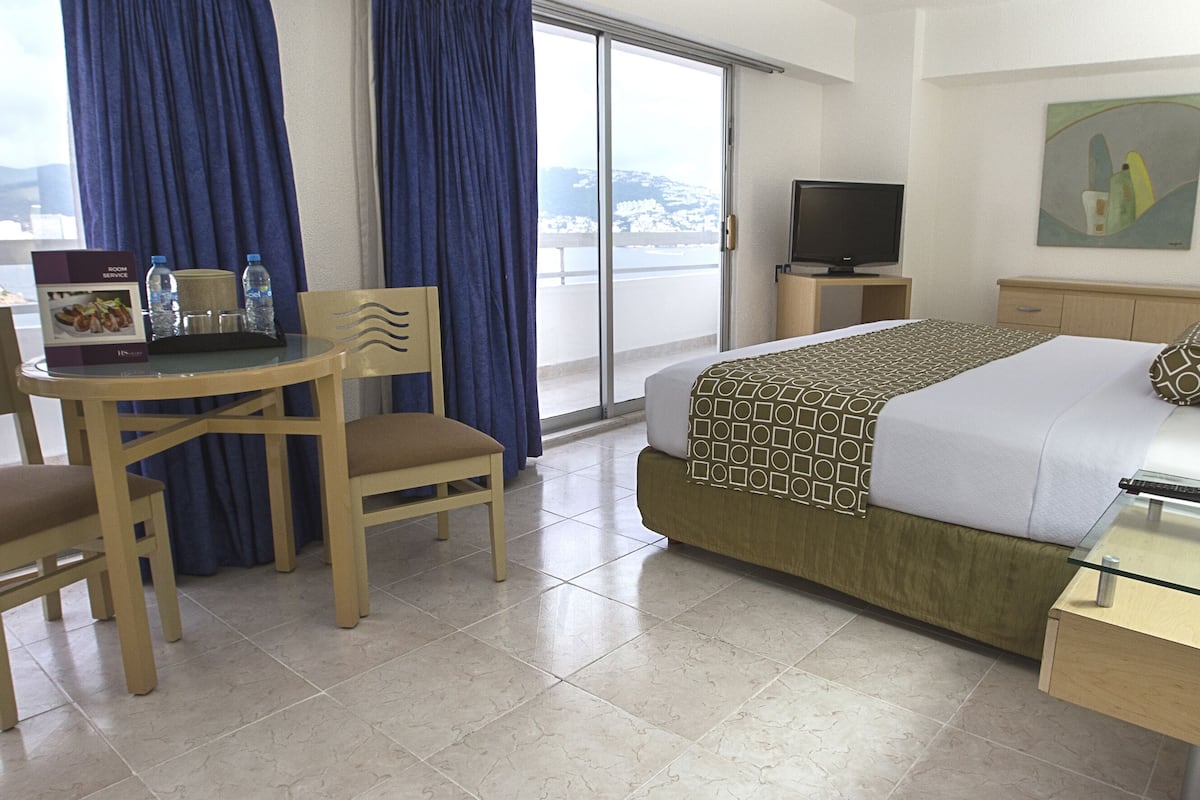 Suite junior, 1 cama de matrimonio grande, balcón, vistas parciales al mar | Caja fuerte, tabla de planchar con plancha, wifi gratis y ropa de cama