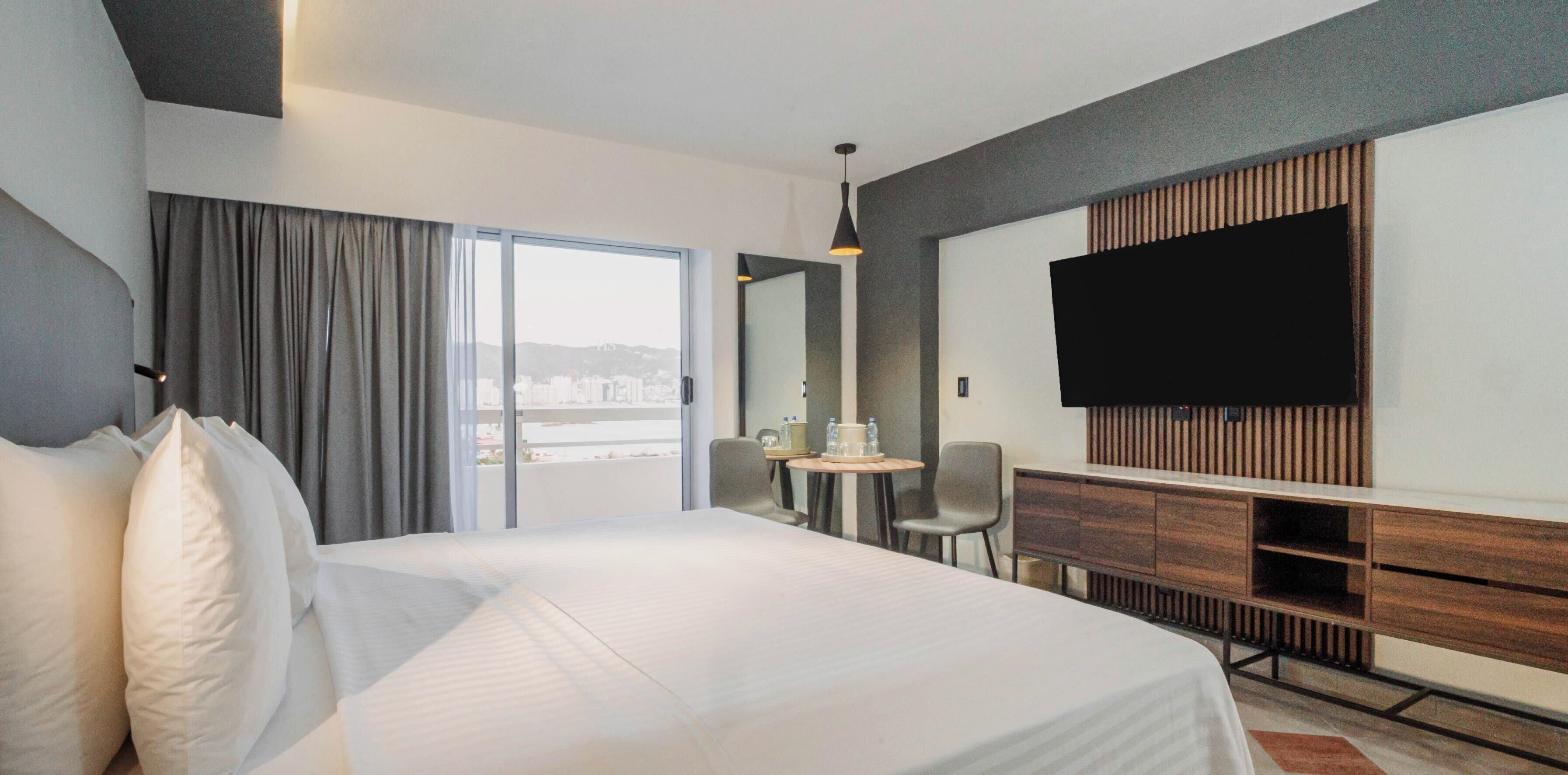 Zimmersafe, Schreibtisch, laptopgeeigneter Arbeitsplatz