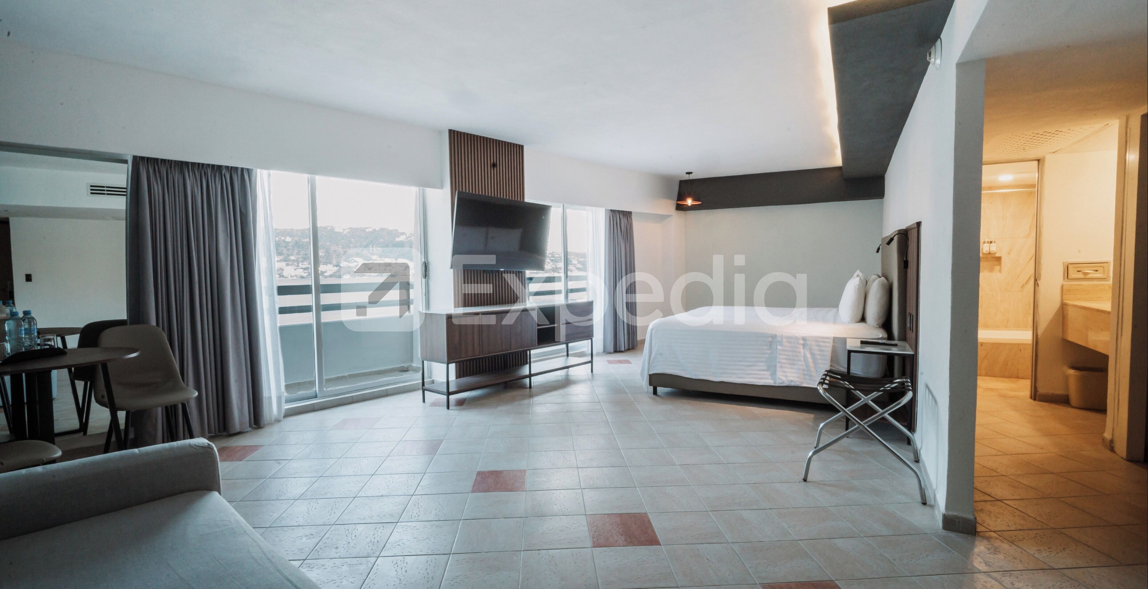Deluxe Room, 1 King Bed, Balcony, Partial Ocean View