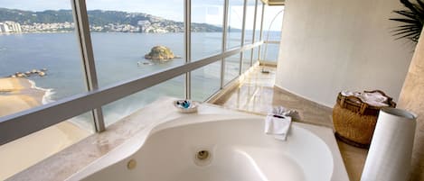 Suíte presidencial, 2 quartos, piscina particular, vista para o oceano | Banheira de hidromassagem particular