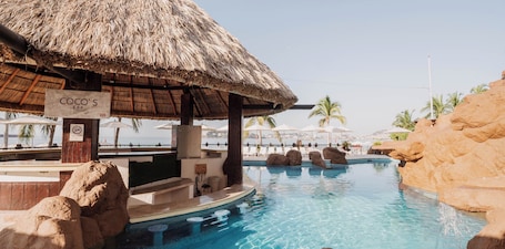 Bar junto a la alberca. HS HOTSSON Hotel Acapulco