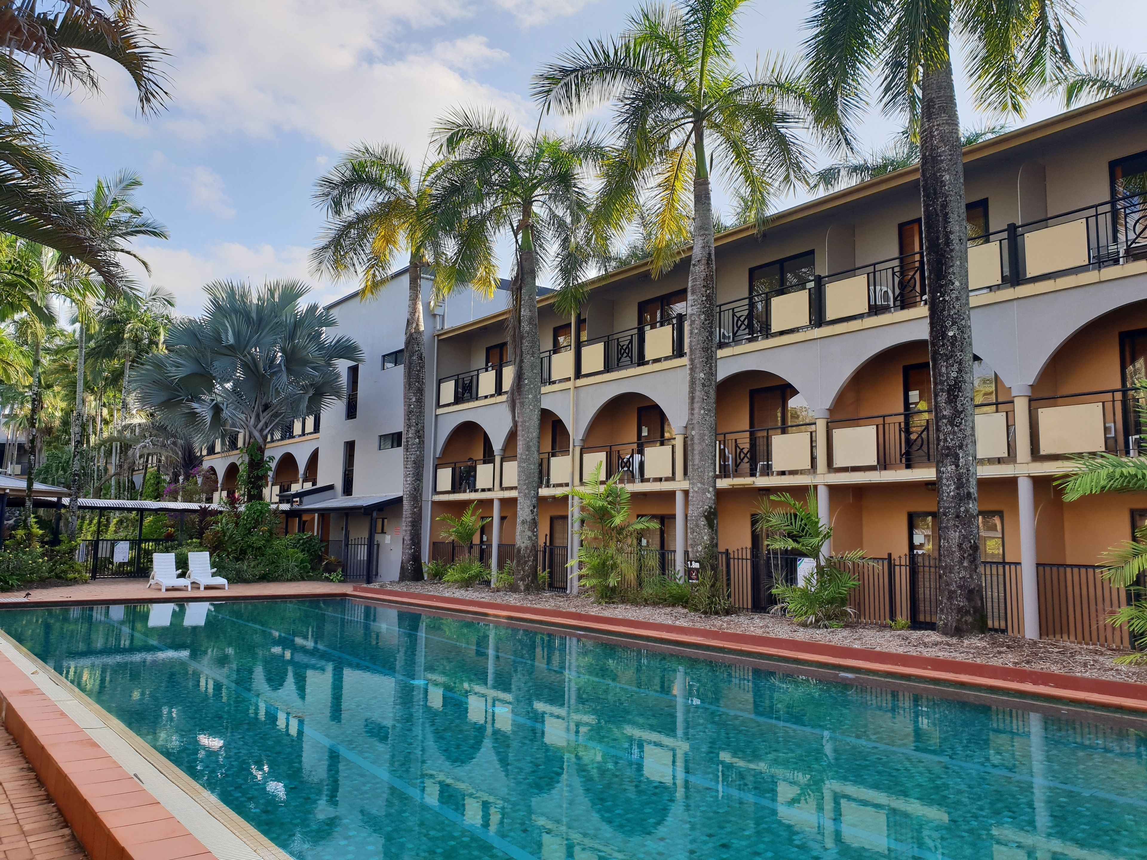 2 outdoor pools, pool loungers