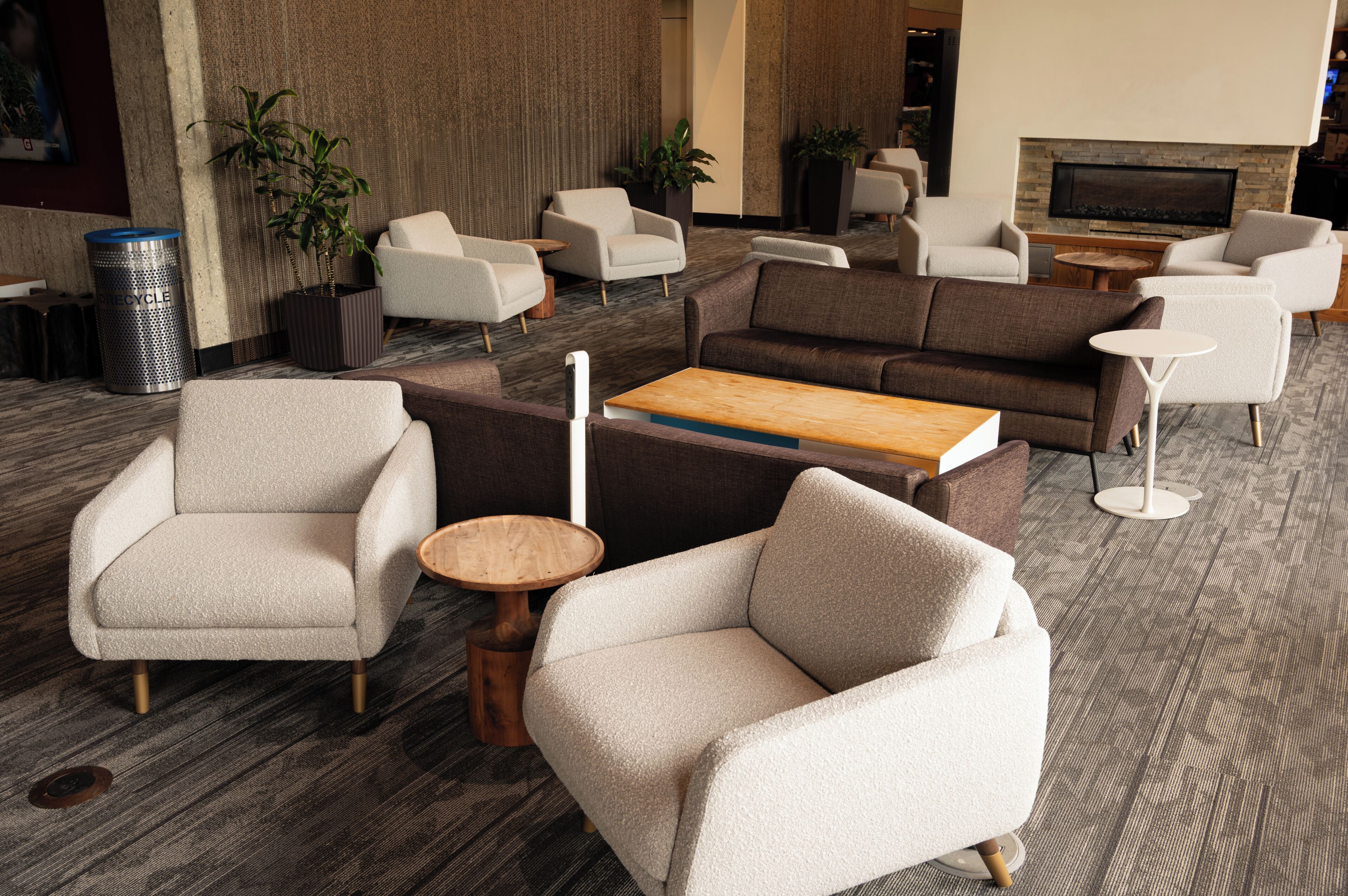 Een moderne zithoek met banken, fauteuils en een salontafel.
