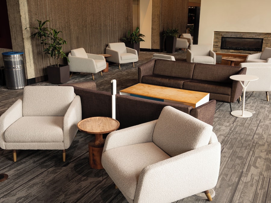 Een moderne zithoek met banken, fauteuils en een salontafel.