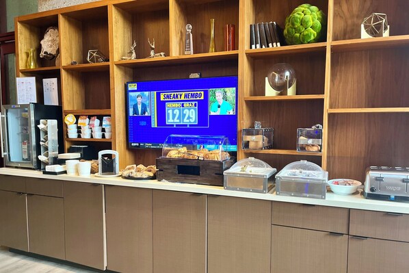 Free continental breakfast 