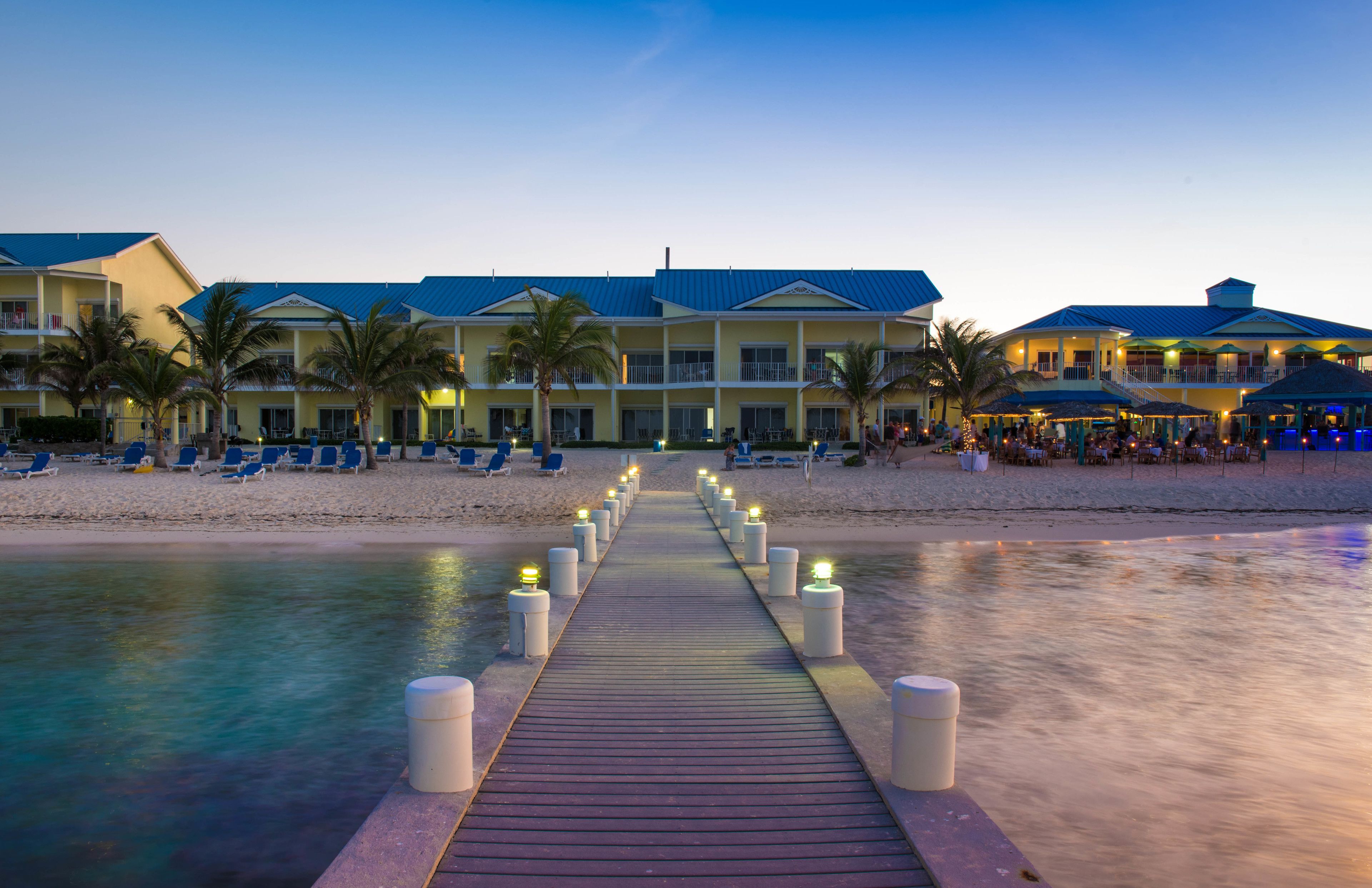 Plage, sable blanc, chaises longues, serviettes de plage