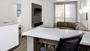 Suite, 1 soverom | Safe på rommet, skrivebord, strykejern/-brett og wi-fi (inkludert)