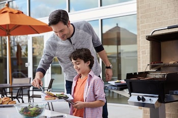 BBQ/picnic area at HYATT house Dallas/Lincoln Park